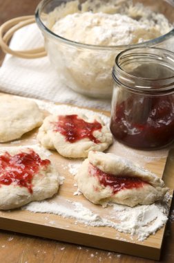 ahşap tahta üzerinde marmelade ile hamur