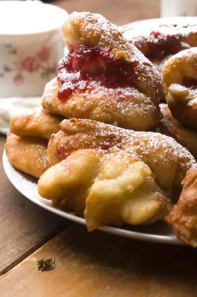 Zoete donuts met roos marmelade — Stockfoto