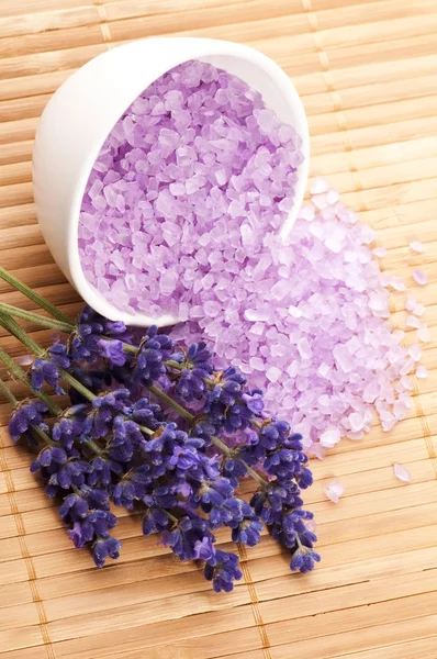 Lavendelblüten und Badesalz - Schönheitsbehandlung — Stockfoto