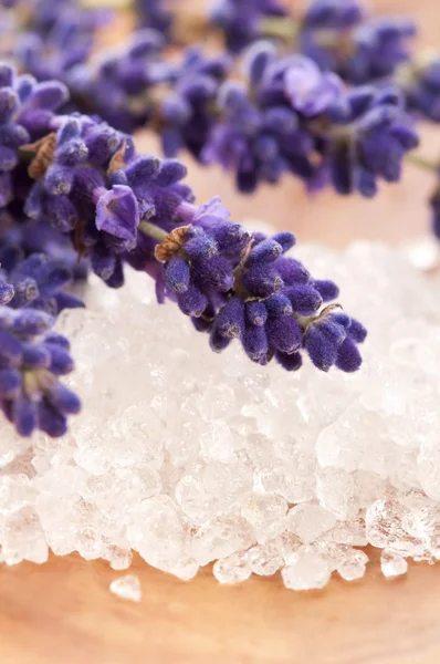 Lavendelblüten und Badesalz - Schönheitsbehandlung — Stockfoto