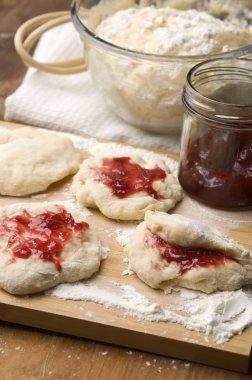 ahşap tahta üzerinde marmelade ile hamur