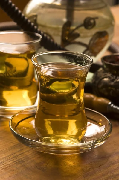 土耳其茶和服务在传统样式的水烟 — 图库照片