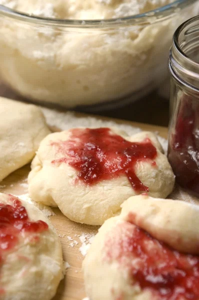 Dough with marmelade on wooden board — Stock Photo, Image