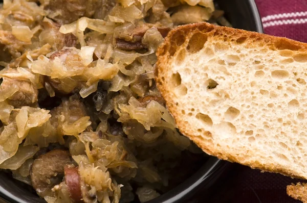 Traditionelles polnisches Sauerkraut (Bigos) mit Pilzen und Pflaumen — Stockfoto