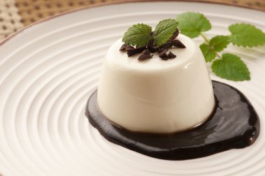 Çikolatalı ve vanilyalı Panna Cotta.