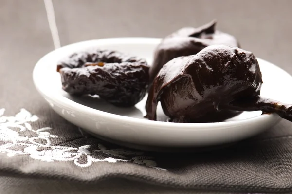 Gedroogde pruimen in chocolade — Stockfoto