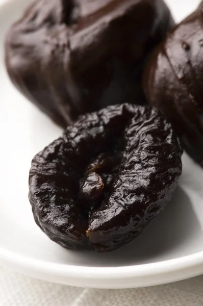 Çikolatanın içinde kuru erik — Stok fotoğraf