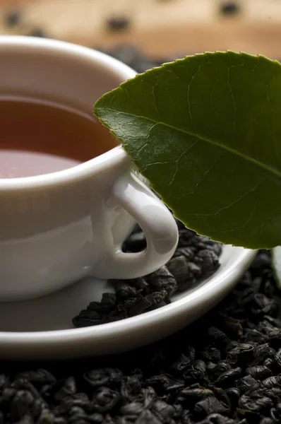 Egy csésze zöld tea a friss levelek — Stock Fotó