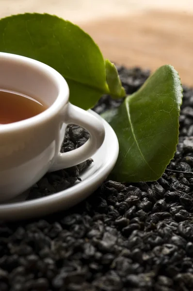 A cup of green tea with freh leaves — Stock Photo, Image