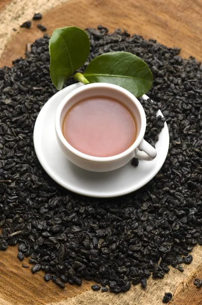 Ένα φλιτζάνι πράσινο τσάι με τα αξιοθετα φύλλα — Φωτογραφία Αρχείου