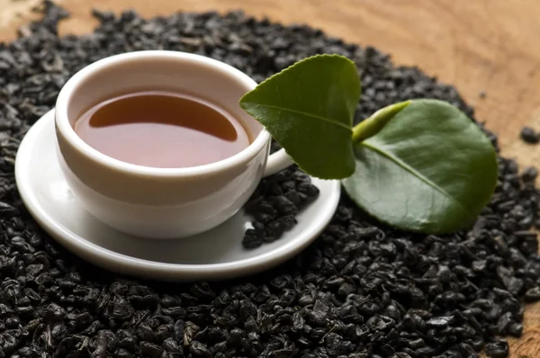 Een kop van groene thee met freh bladeren — Stockfoto