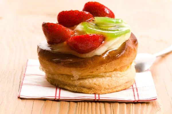 Frans cake met vers fruit — Stockfoto