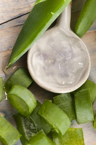 stock image Aloe vera juice with fresh leaves