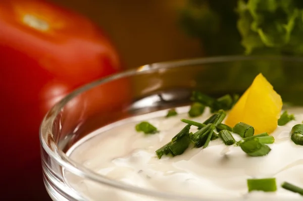 stock image Delicious cream cheese with chives and vegetables