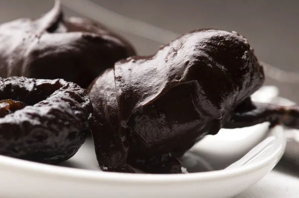 Сушеные сливы в шоколаде — стоковое фото