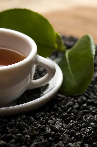 Eine Tasse grünen Tee mit frischen Blättern — Stockfoto