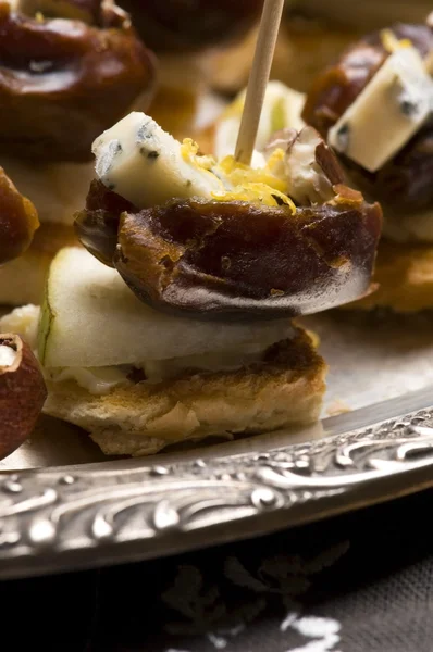 Předkrm talíř s daktylem, pekanovými ořechy a sýrem — Stock fotografie