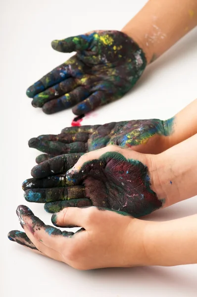 Unge hender dekket med maling – stockfoto