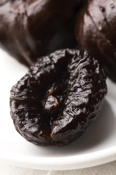 Çikolatanın içinde kuru erik — Stok fotoğraf