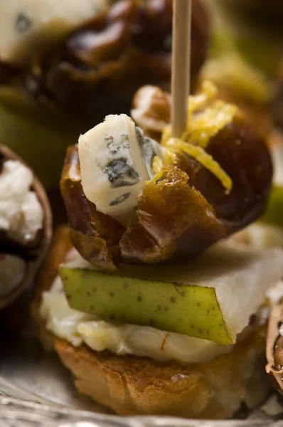 Předkrm talíř s daktylem, pekanovými ořechy a sýrem — Stock fotografie