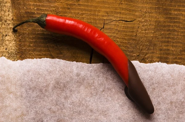 Pimenta de pimenta quente vermelha com chocolate escuro — Fotografia de Stock