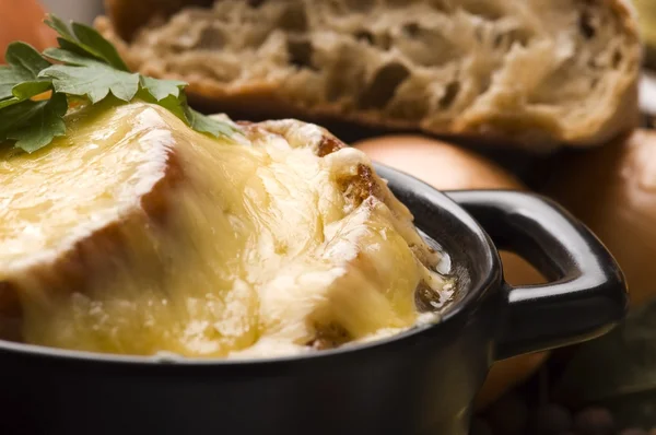 Sopa de cebolla francesa con ingredientes — Foto de Stock