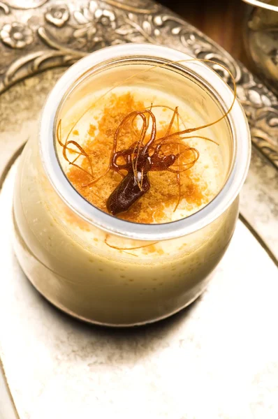 Смачний десерт з вершкового крему — стокове фото