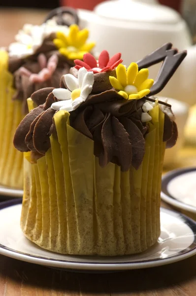 stock image Spring muffins decorated with flower petals with tulips