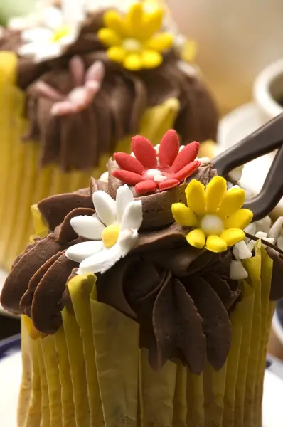 stock image Spring muffins decorated with flower petals with tulips