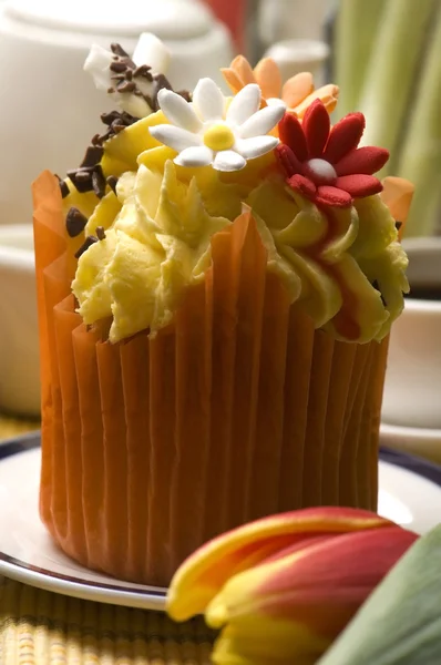 stock image Spring muffins decorated with flower petals with tulips