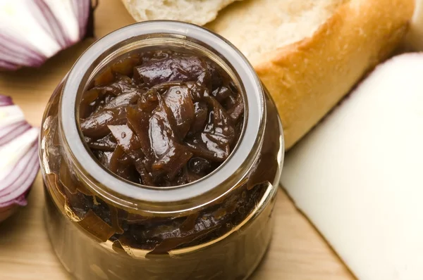 Onion jam in jar, goat's cheese and fresh bread — Stock Photo, Image