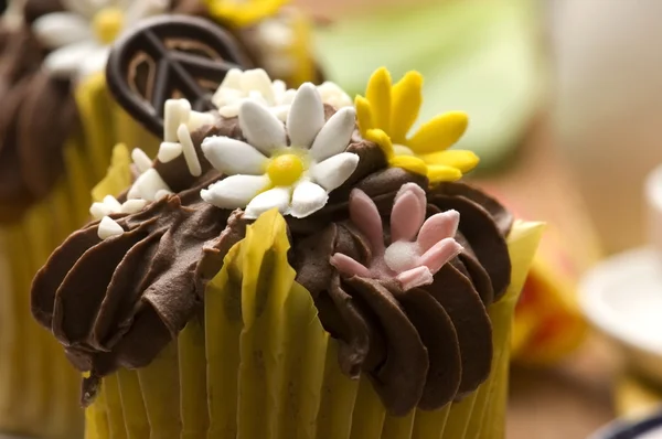 stock image Spring muffins decorated with flower petals with tulips