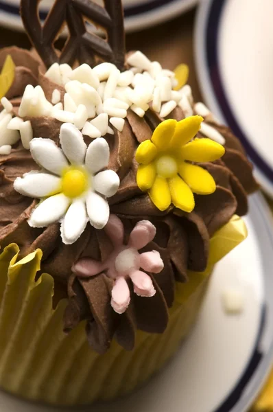 Stock image Spring muffins decorated with flower petals with tulips