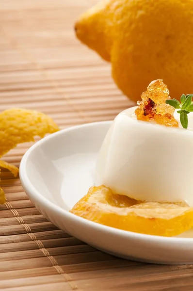 Vaniglia Panna Cotta Dessert al limone ed erbe fresche — Foto Stock