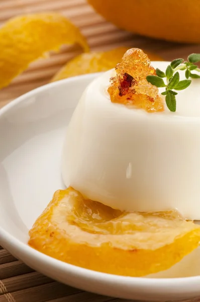 Vanille-Panna-Cotta-Dessert mit Zitrone und frischen Kräutern — Stockfoto