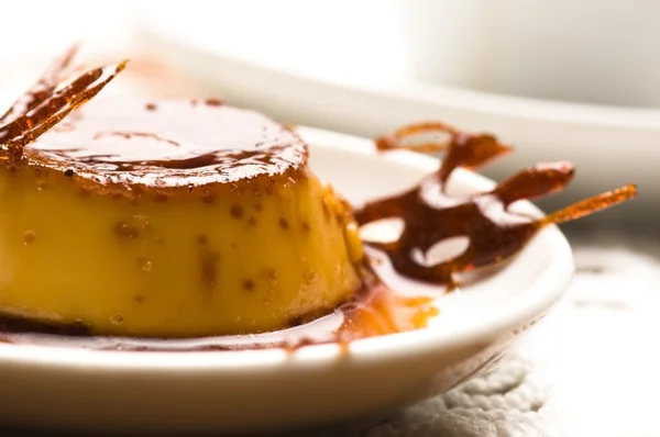 Смачний десерт з вершкового крему — стокове фото