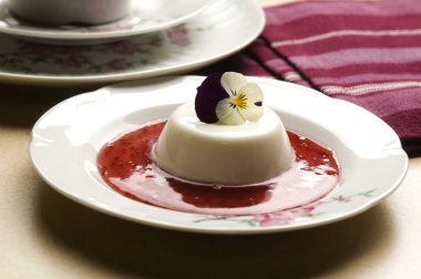 Vanilla panna cotta berry sos ve bahar çiçek