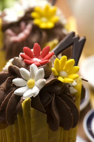 Lente muffins versierd met bloemblaadjes met tulpen — Stockfoto