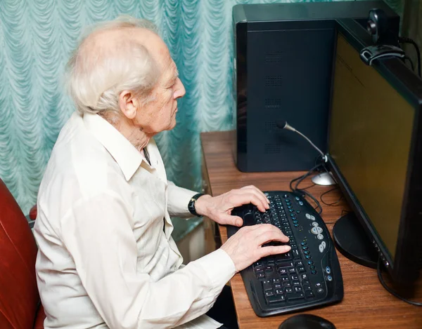 Hombre mayor que trabaja en la computadora —  Fotos de Stock