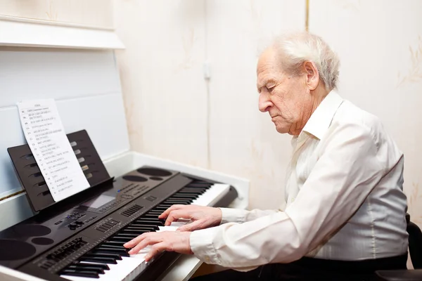 Homem Sênior tocando piano — Fotografia de Stock