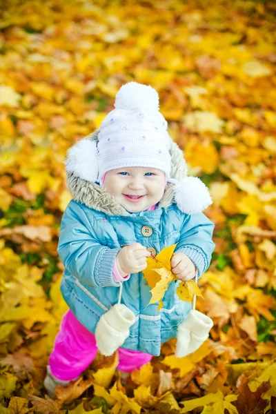 Skrattande flicka med gula blad — Stockfoto