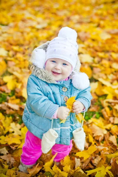 Liten flicka med gula blad — Stockfoto