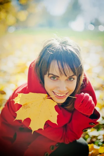 Mulher brincando com folha de outono — Fotografia de Stock