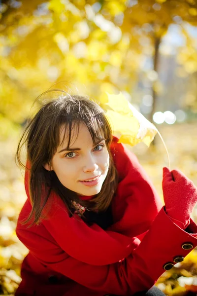 Beautiful Woman In Autumn Park — Stock Photo, Image