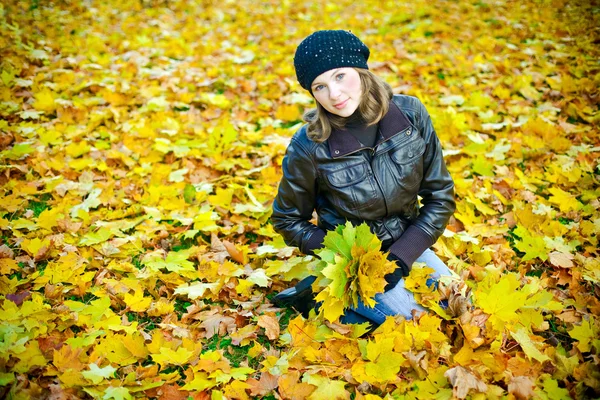 Woman In Autumn Park — Stock Photo, Image