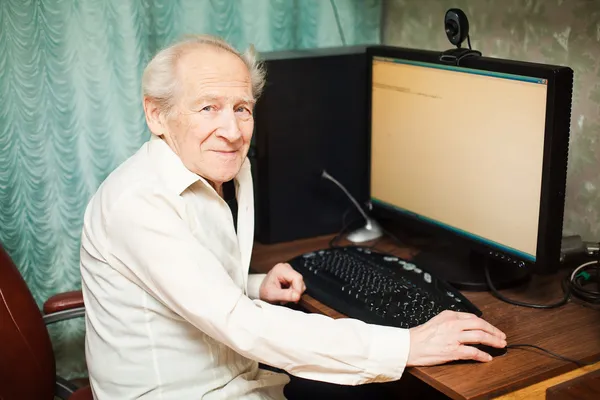 Vecchio uomo e computer — Foto Stock