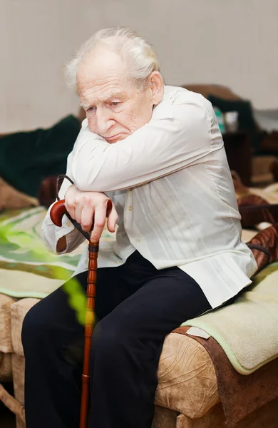 Несчастный старик с тростью — стоковое фото
