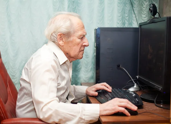 Old Man Bekerja pada komputer — Stok Foto