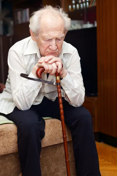 Starý muž s holí — Stock fotografie