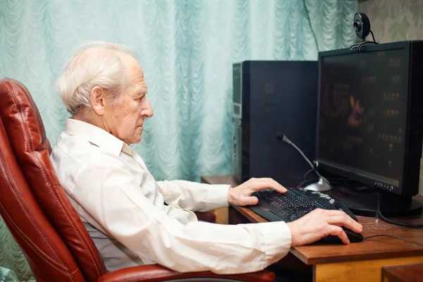 Homem sênior e computador — Fotografia de Stock